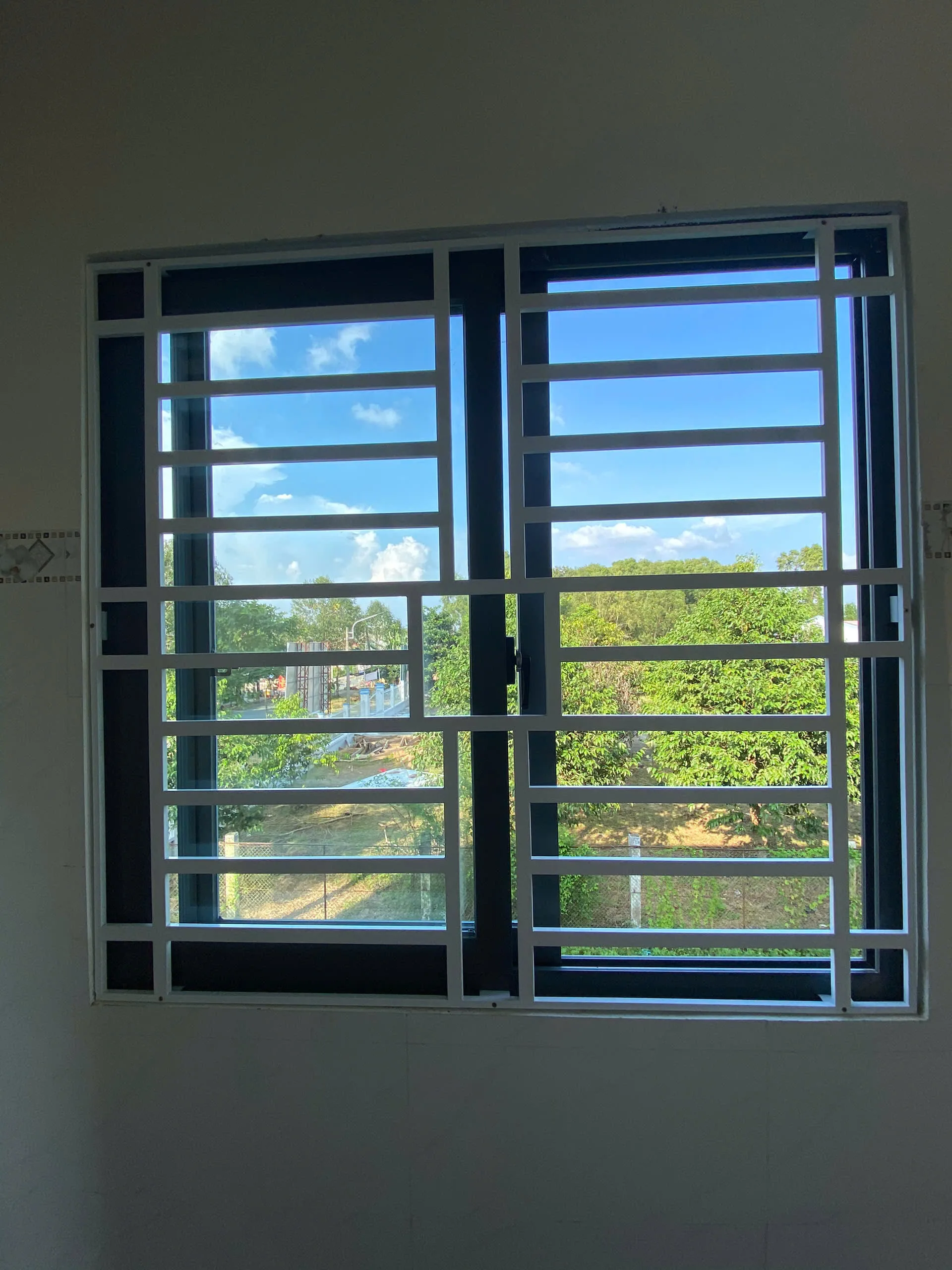 Cửa Sổ Lùa 2 Cánh Có Khung Bảo Vệ