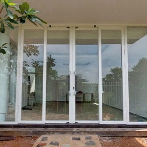 Cửa nhôm kính trượt quay Eurotech hệ tiêu chuẩn nẹp rời loại 4 cánh màu trắng có ô fix