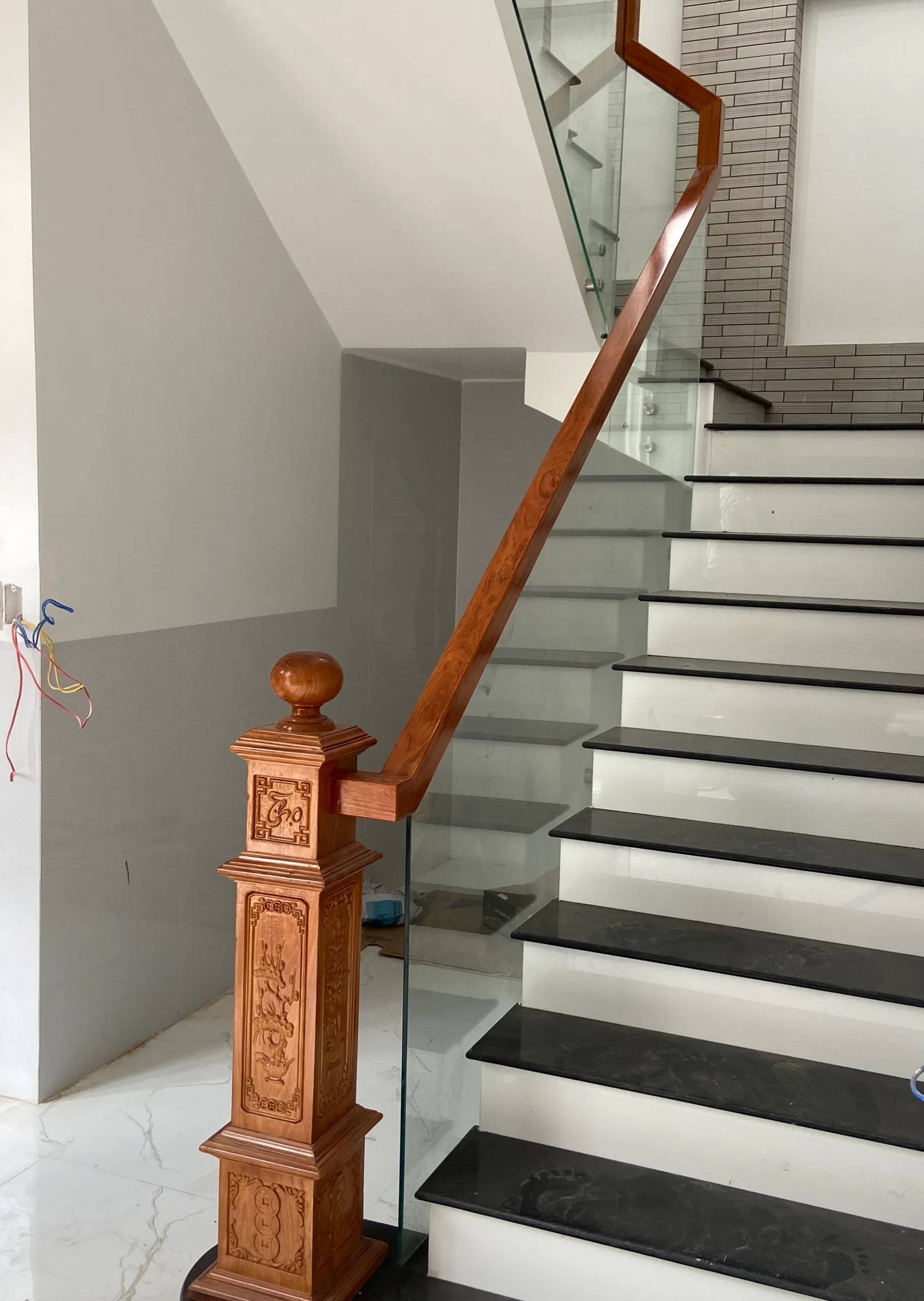 Cầu Thang Kính Tay Vịn Gỗ