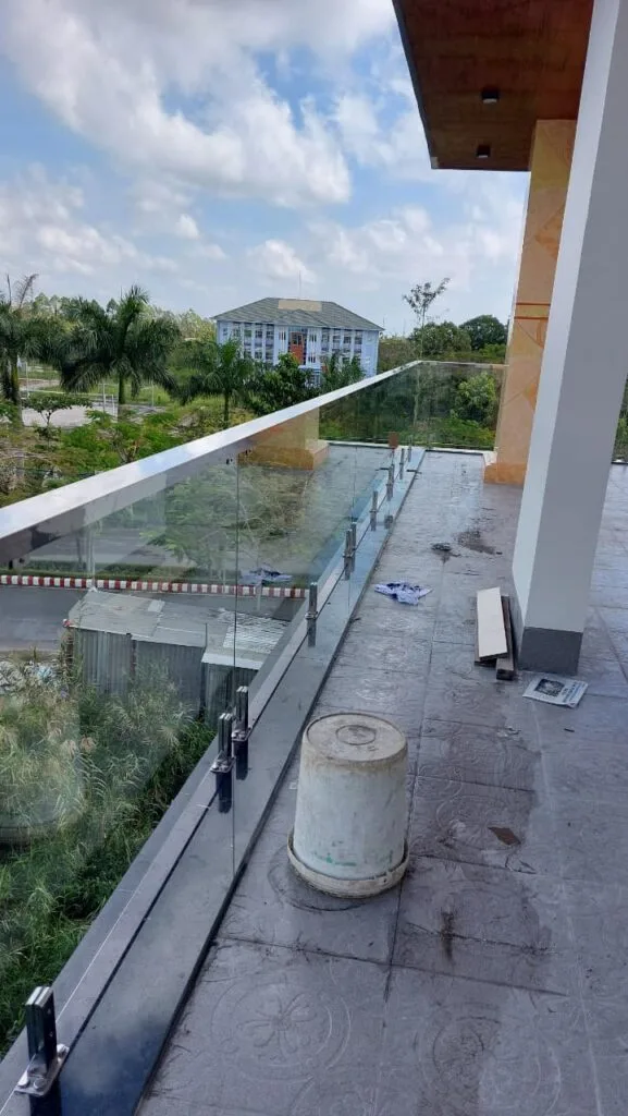 Lan can kính cường lực